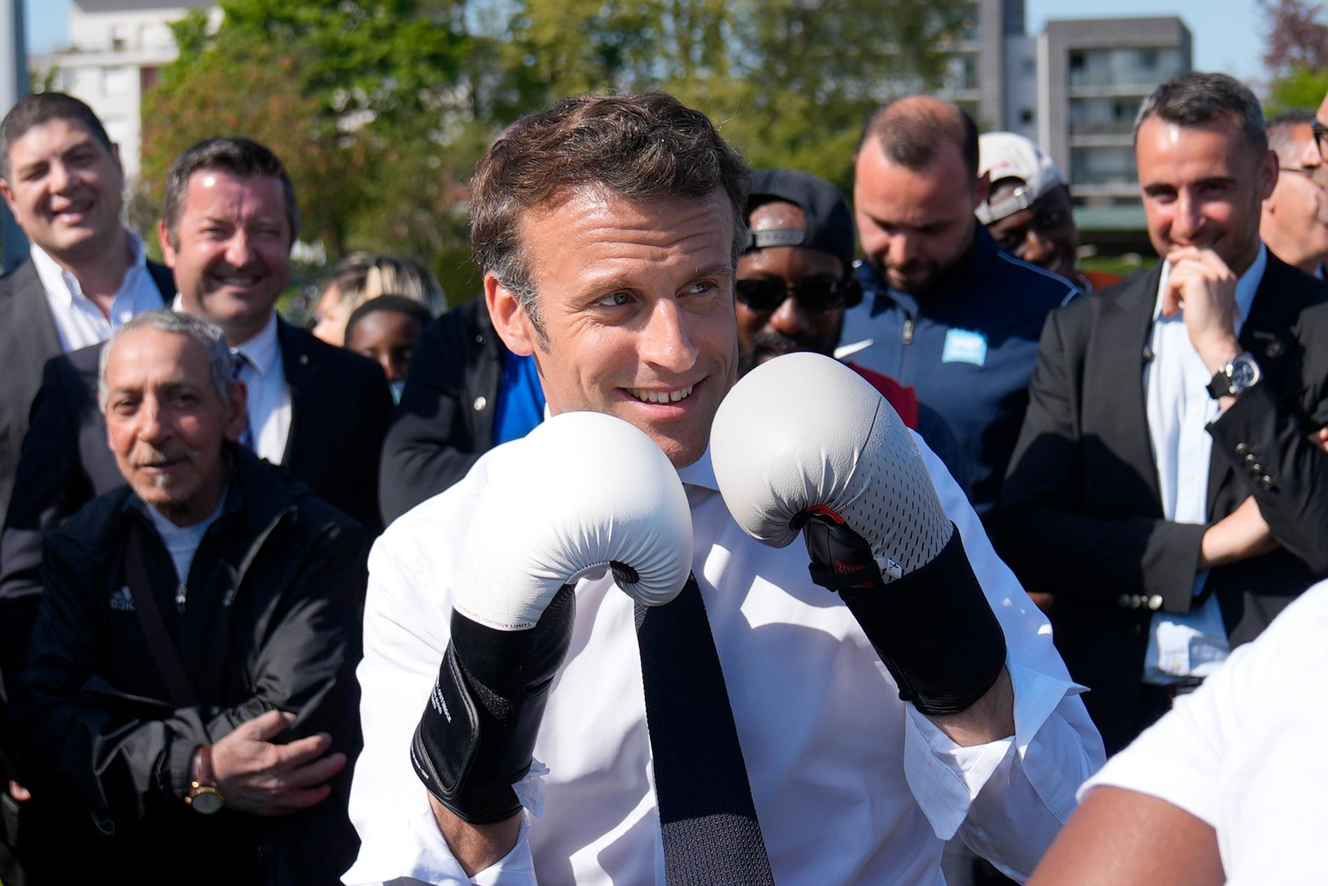 Macron med boxningshandskar under kampanjande i Paris i veckan. 