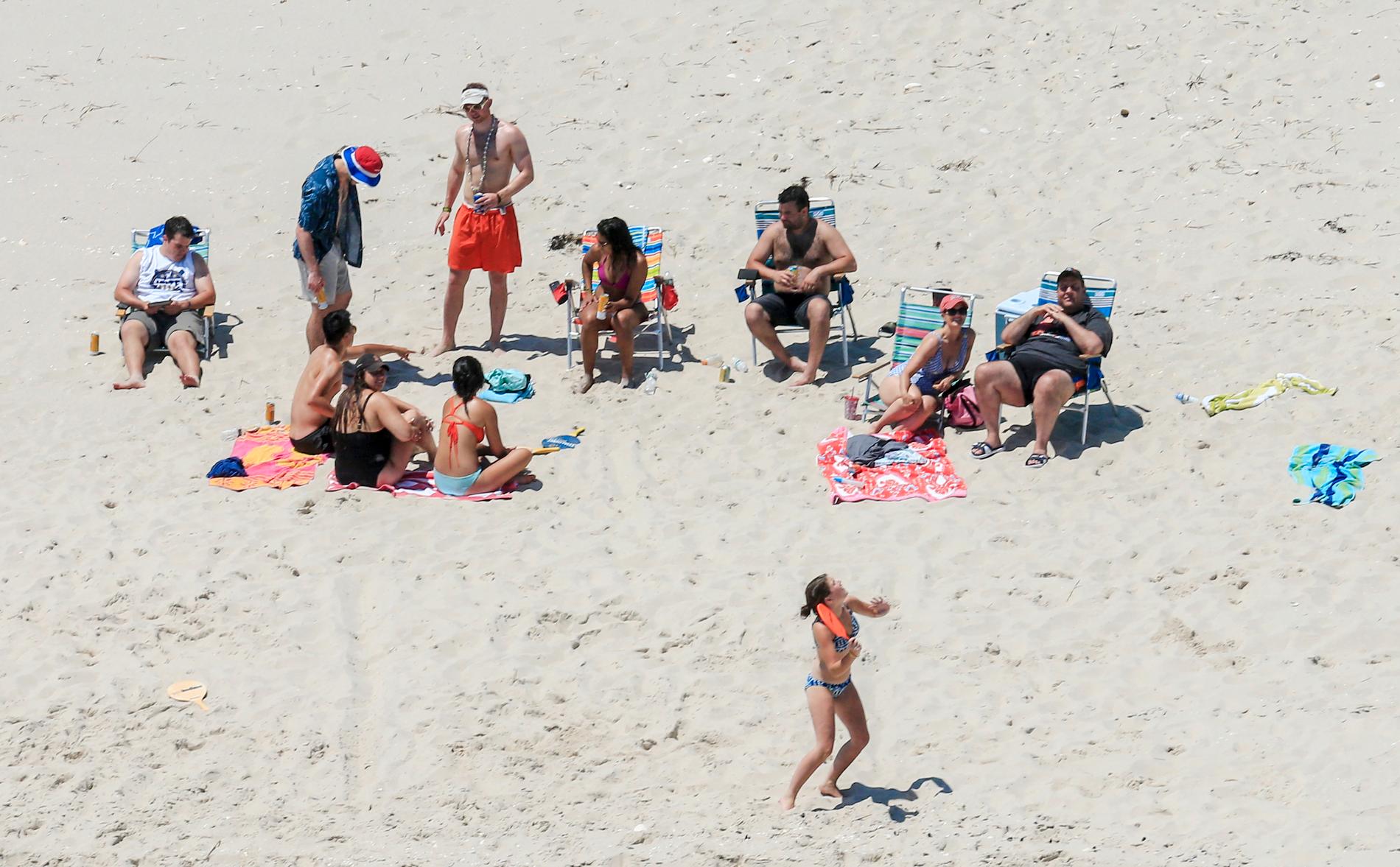 Chris Christie (längst till höger), hans familj och vännerna njuter av en solig dag på stranden...