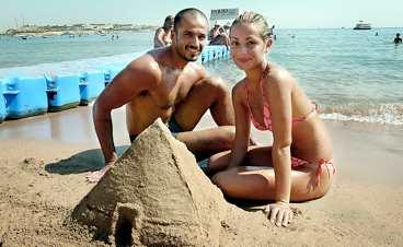 Emanuel Marani och Isabella Pennisi bygger en pyramid i Sharm el-Sheikh.