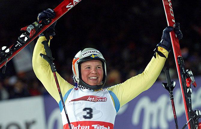 Första guldet Anja vinner slalomen i VM i St Anton 2001.