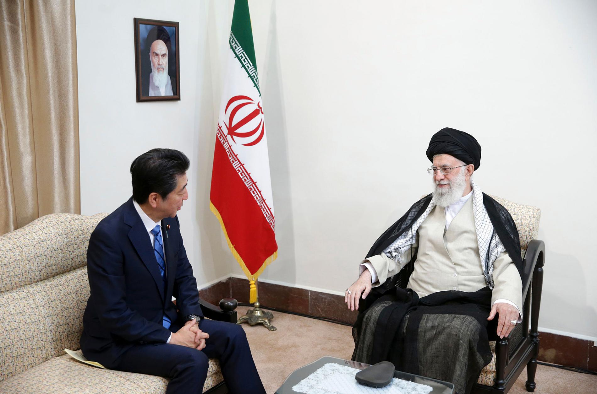 Japans president Shinzo Abe samtalar med ayatolla Ali Khamenei på denna bild tillhandahållen av ayatollans kansli.