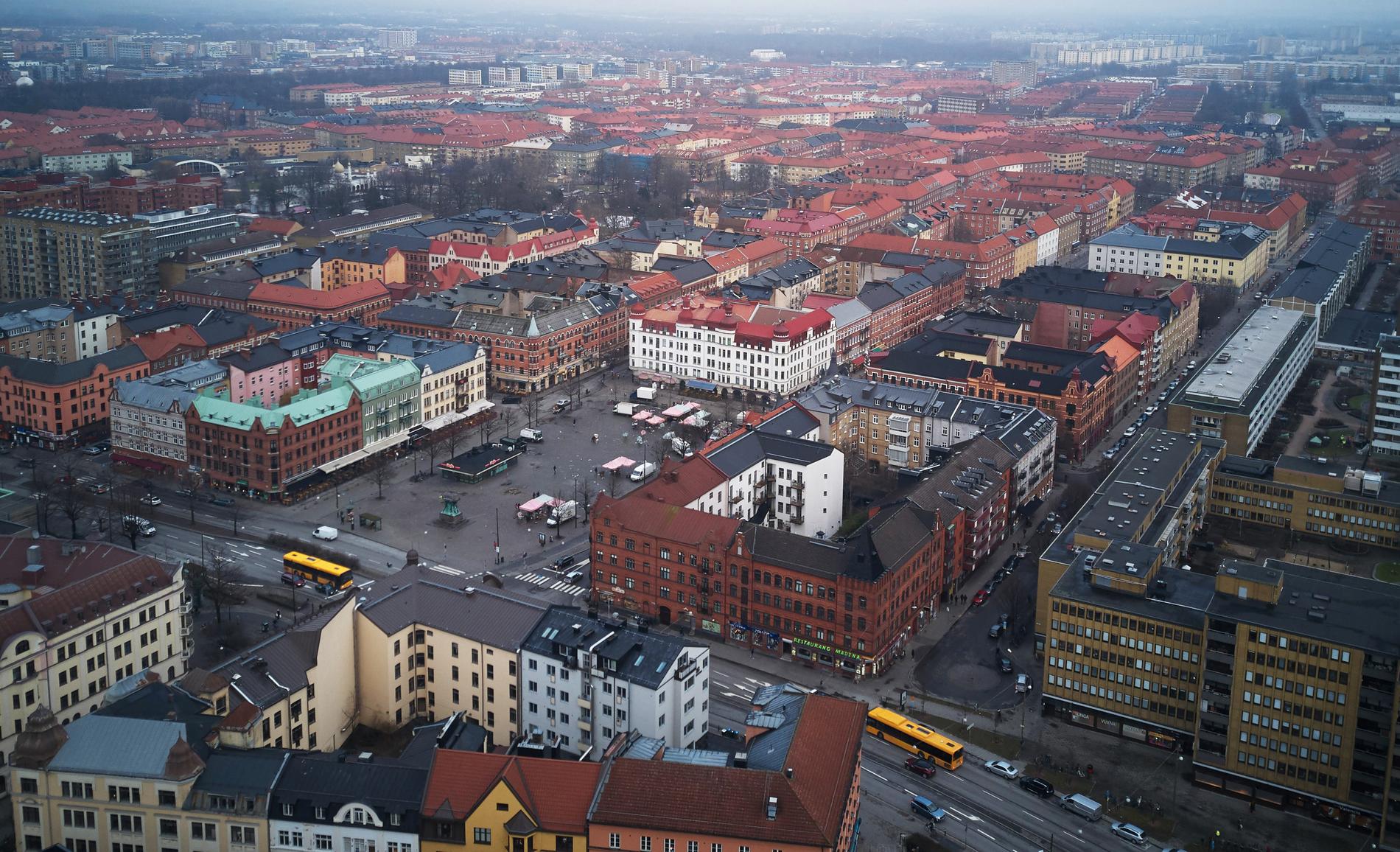 Malmö behöver jobb och bostäder, men viktigast av allt behöver Malmö hålla ihop, skriver Eva Franchell.
