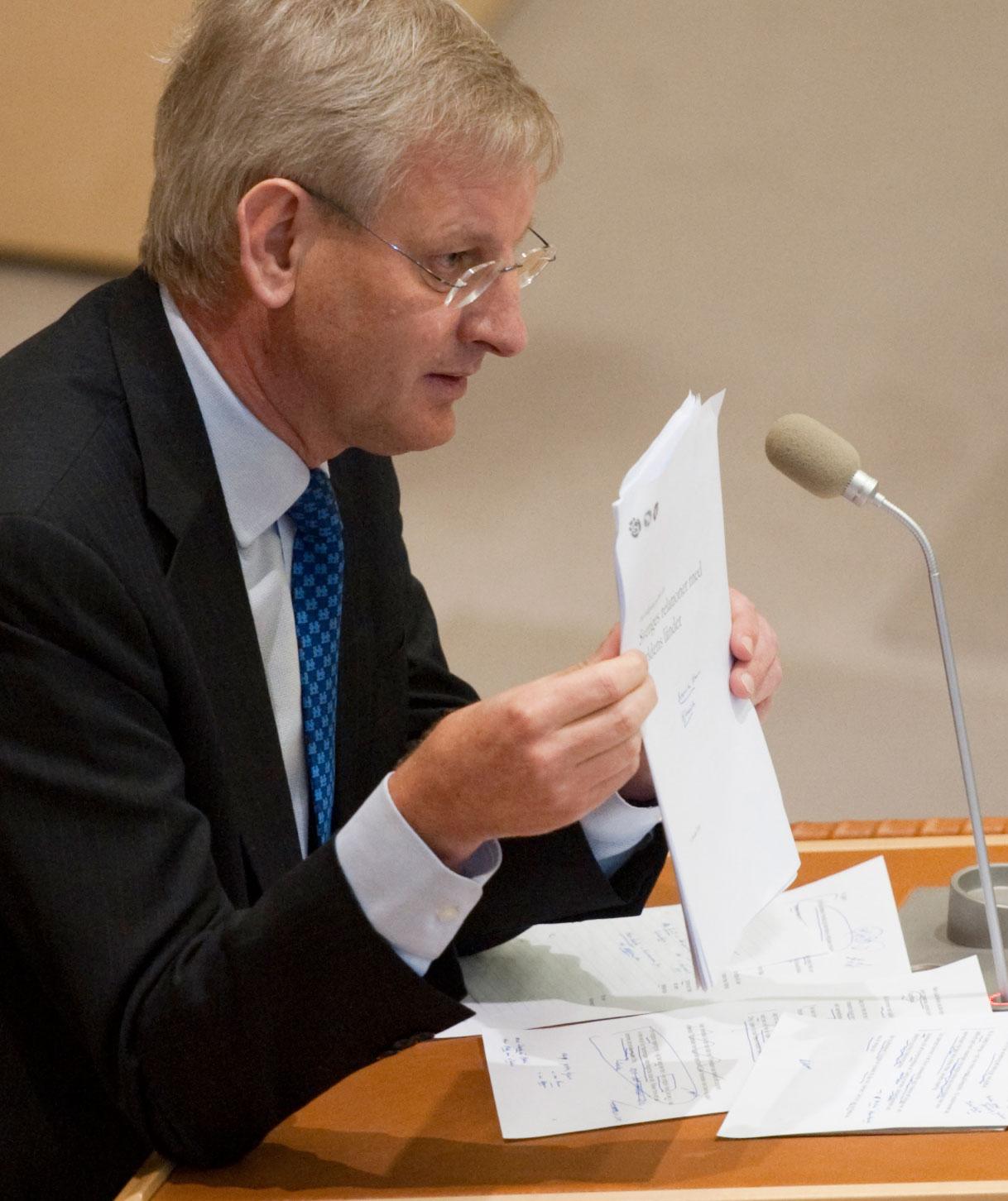 Carl Bildt i talarstolen under riksdagens utrikesdebatt.