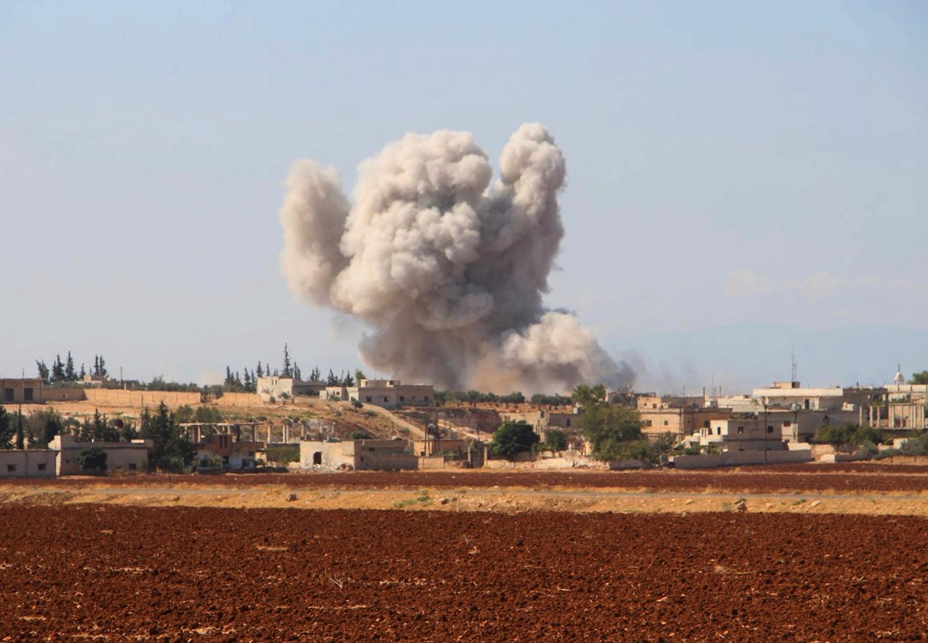 En bild från den oppositionella civilförsvarsgruppen Vita hjälmarna visar rök efter ett flyganfall mot en by nära Idlib. Arkivbild.