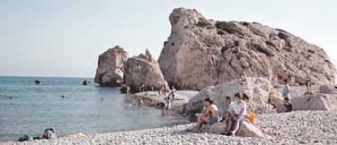 Vid dessa klippor steg kärleksgudinnan Afrodite ur havets skum. Nu flockas kärlekskranka pussgurkor kring klipporna året om.
