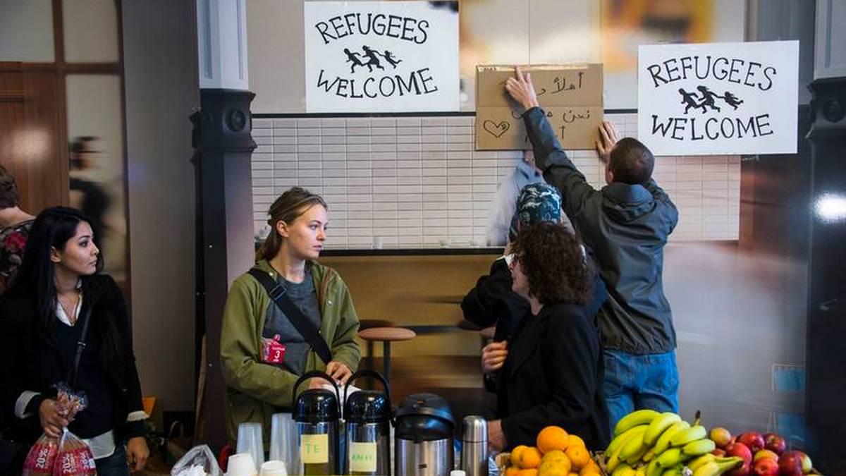 Volontärer som välkomnat flyktingar i Stockholm.