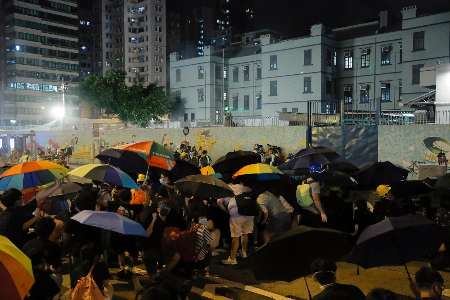 Poliser skjuter tårgas mot aktivister i Hongkong på fredagskvällen.