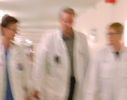 En läkare i antologin jämför sitt jobb med det löpande bandet på en Toyotafabrik. 