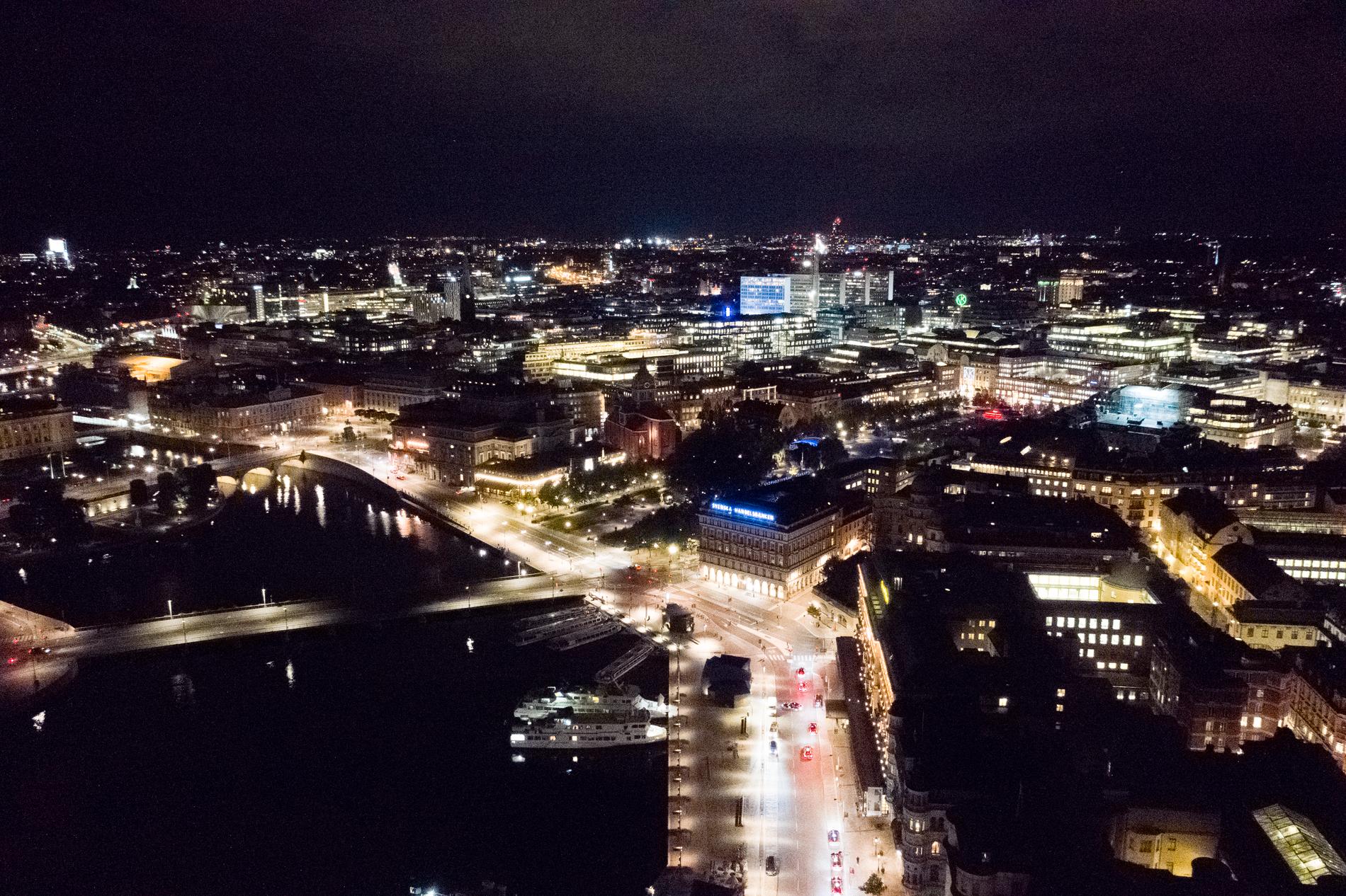Städers nattbelysning hjälper forskare att beräkna hur mycket energi som används i olika regioner, och vilken uppvärmning detta leder till. Här ses Stockholms city, med Strömkajen och Grand Hotel i förgrunden. Arkivbild.