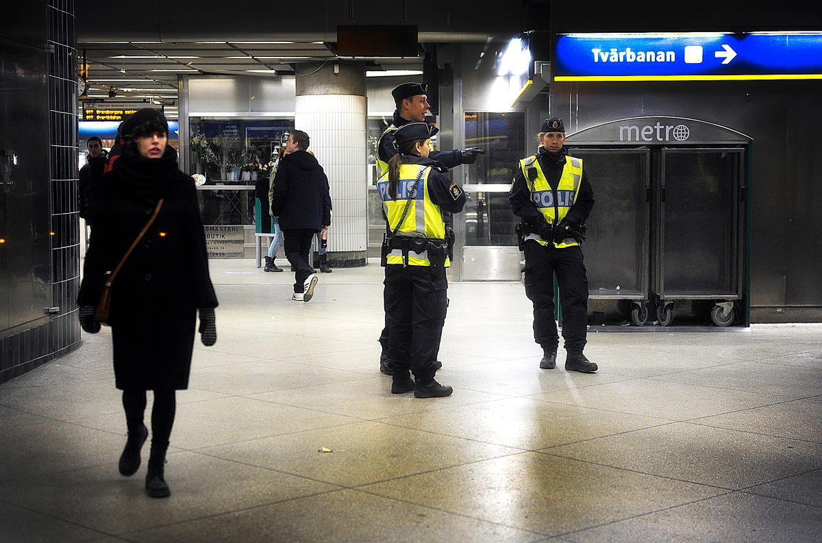 MÅSTE TA SLUT Polisens jakt på papperslösa i tunnelbanan är omänsklig och bryter mot svensk lagstiftning.