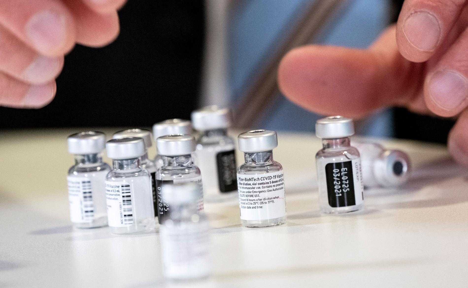 Ett kryphål gjorde att privatpersoner kunde boka in sig på vaccintider avsedda för vårdpersonal. 