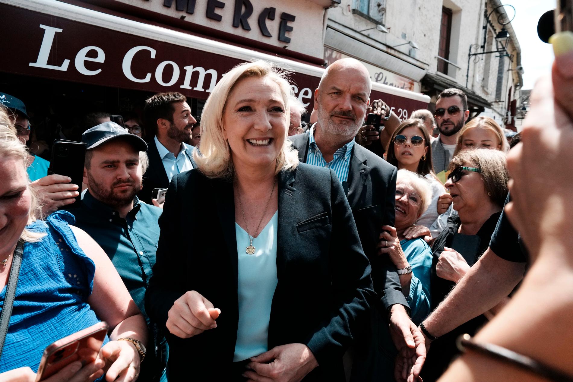 Marine Le Pen anländer för att hålla en presskonferens i Pont-sur-Yonne, östra Frankrike, tisdagen den 14 juni.