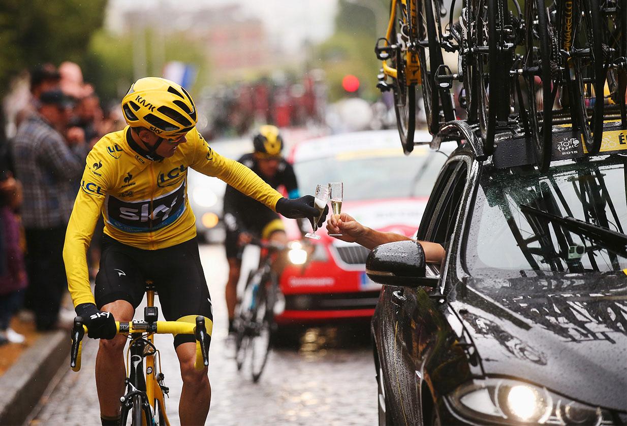 Under Tour de France agerade en kamouflerad F-Pace följebil åt Team Sky.