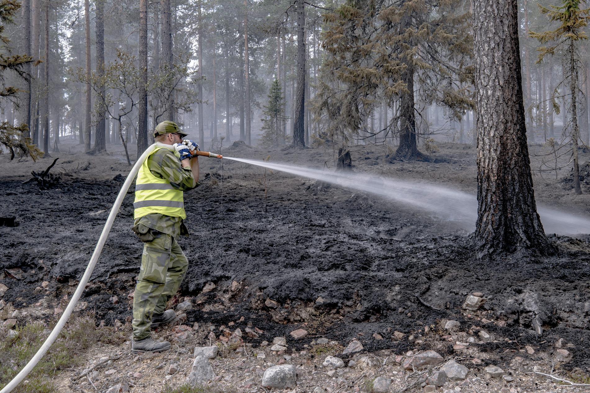Släckning av skogsbranden i skjutfältet vid Trängslet i Älvdalen i juli 2018.