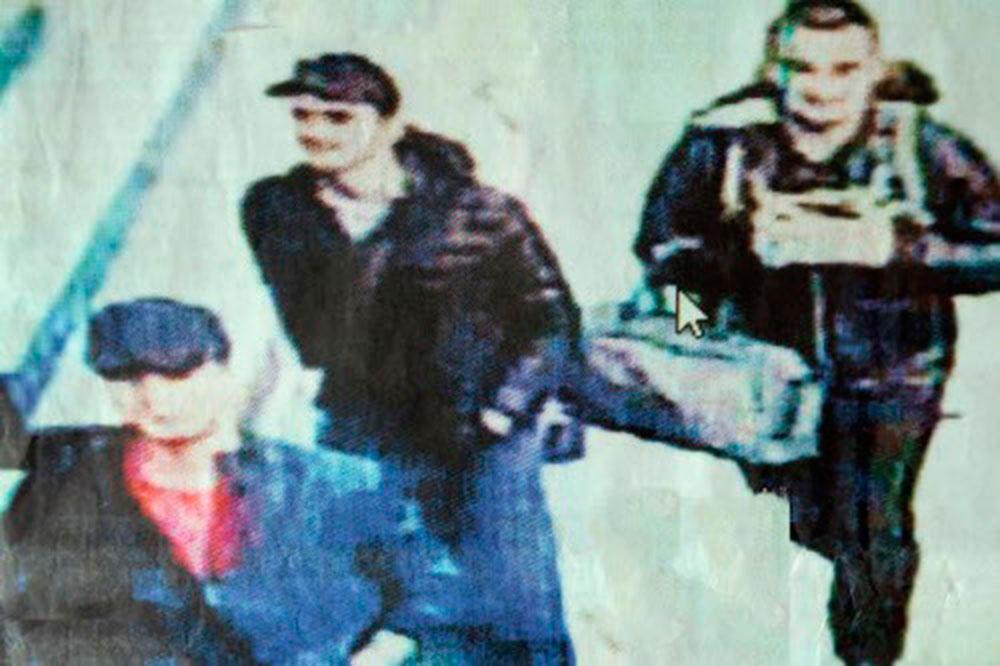 På en ny bild från en övervakningskamera syns de tre misstänkta terroristerna när de leende är på väg in på flygplatsen.