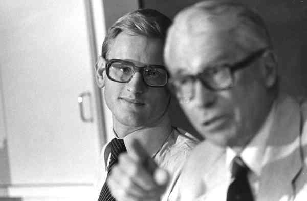 Under 70-talet när Carl Bildt arbetade som Gösta Bohmans assistent läckte Bildt hemlig information till USA. Henry Kissingers Europasändebud Ronald E Woods samlade in uppgifterna från den unge politikern och förde dem vidare till sin uppdragsgivare.