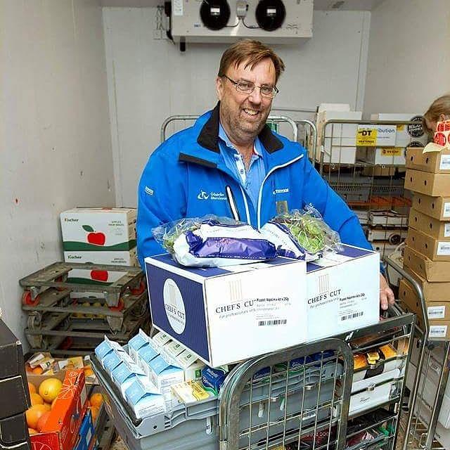 Varje månad delar Lasse Wennman och hans initiativ ut tio ton mat till behövande i Gävle. Mat som butikerna annars hade slängt.