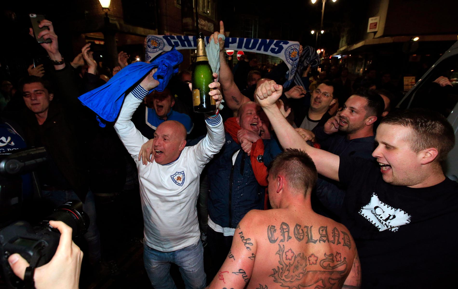 Leicester-fans firar i natten.