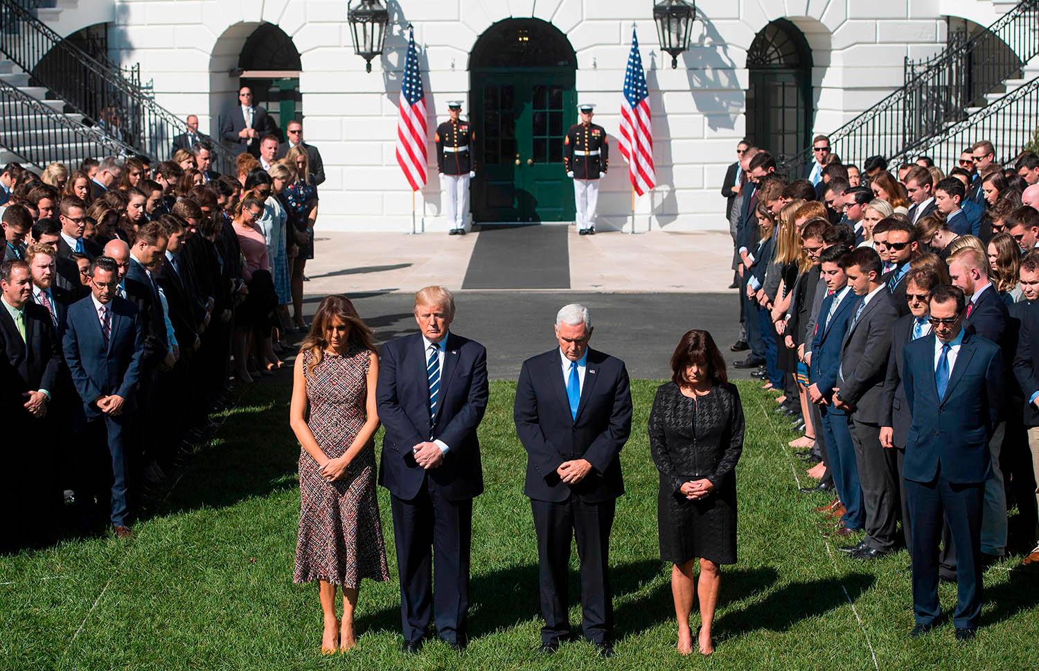 Melania trump, Donald Trump, Mike Pence och Karen Pence håller en tyst minut utanför Vita huset. 