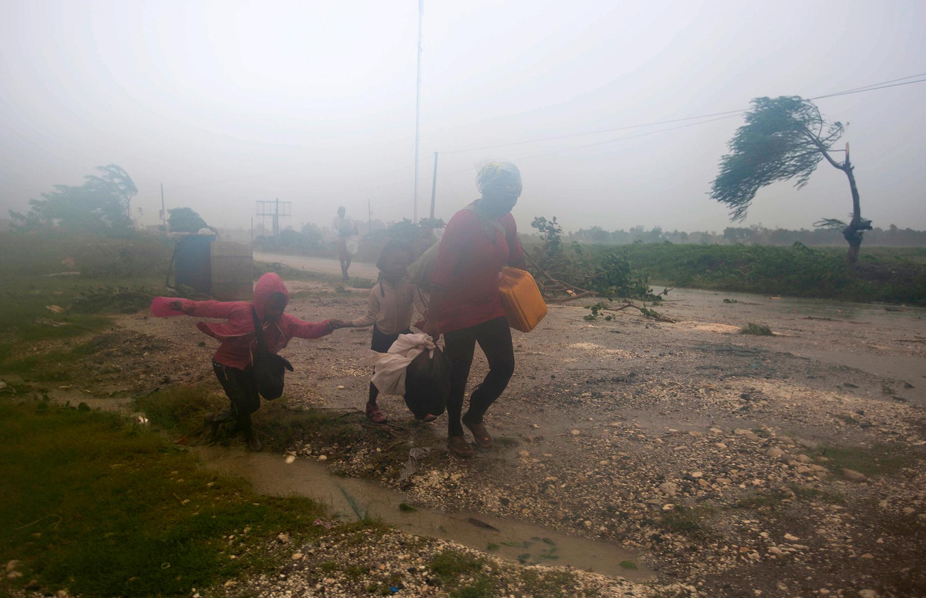 Människor i Leogane, Haiti söker skyff undan Matthew.