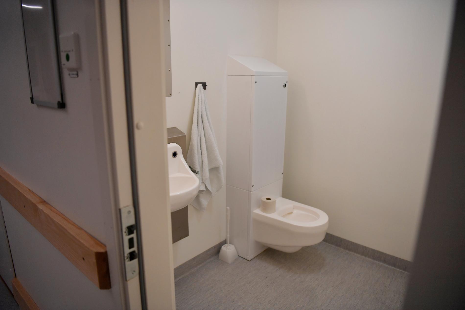 Toaletterna på Kronobergshäktet finns i korridoren.
