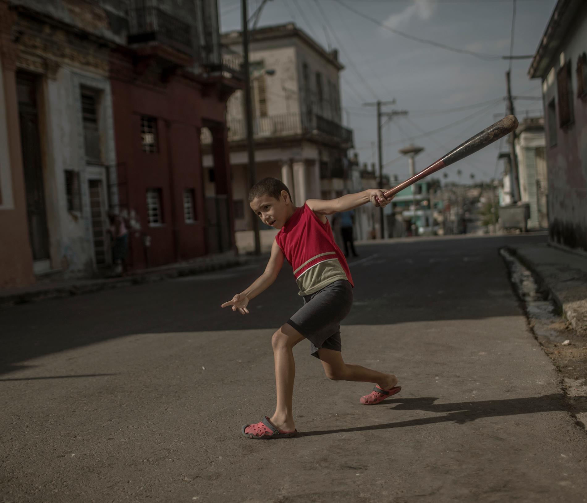 Årets fotograf 2017, Magnus Wennman. Diego, 6 bor i utkanten av Havanna och drömmer om att en dag bli baseballproffs. 