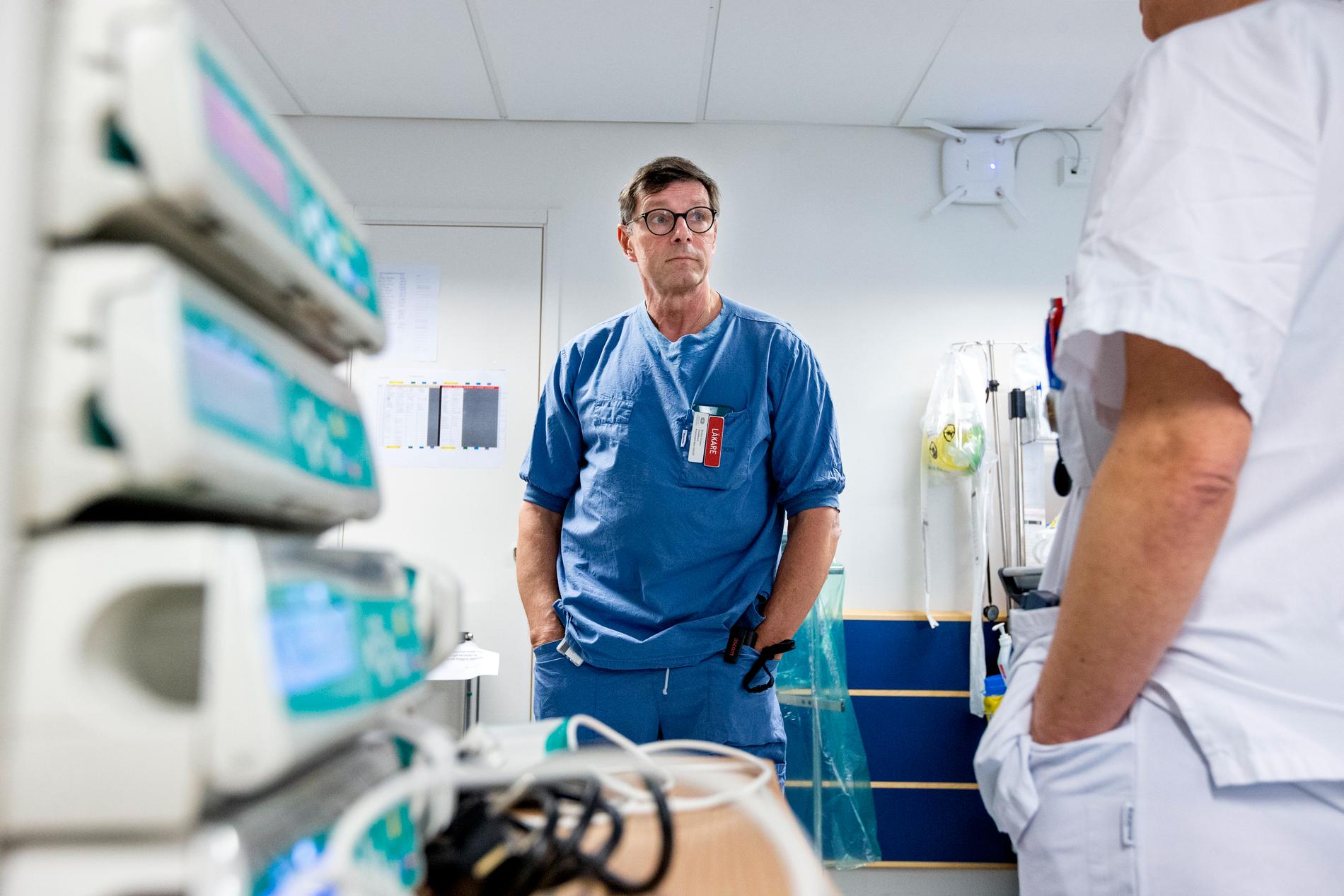 Anders Ersson är ledningsläkare och medicinskt ansvarig vid Intensivvårdsavdelningen på Nyköpings Lasarett. Han berättar om bristen på moderna ventilatorer.