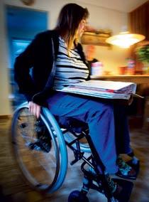 Hemmet är inte handikappanpassat eftersom Anna är övertygad om att hon snart kommer att bli bra igen.
