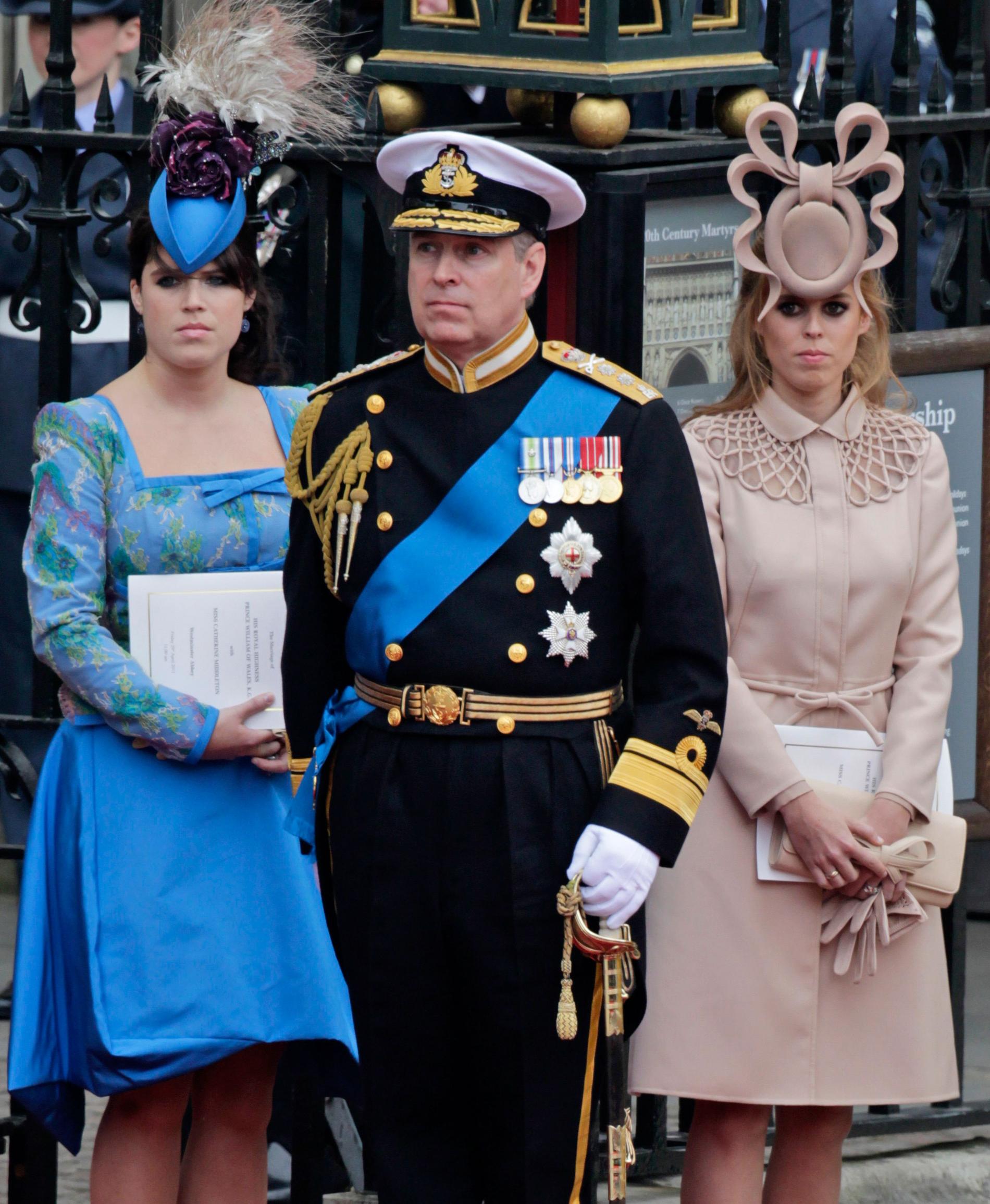 Prinsessan Eugenie, Prins Andrew och prinsessan Beatrice på prins Williams och Kates bröllop 2011.