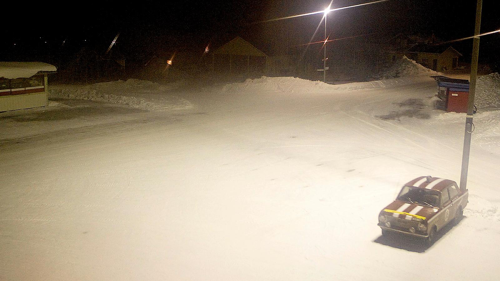 Den lilla Vivan står tappert i kylan och väntar i Båtskärsnäs. Foto: Claes Johansson