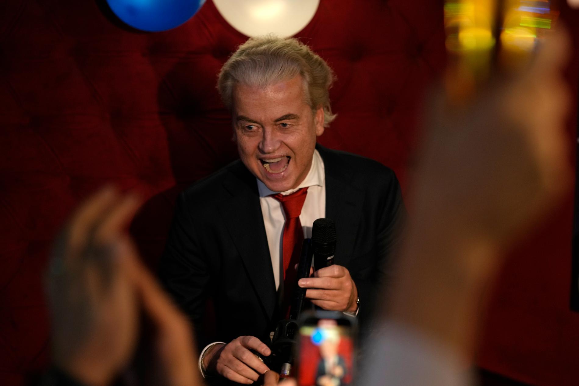 Geert Wilders, partiledare för högerradikala Frihetspartiet, reagerar på vallokalsundersökningarna i Nederländerna.