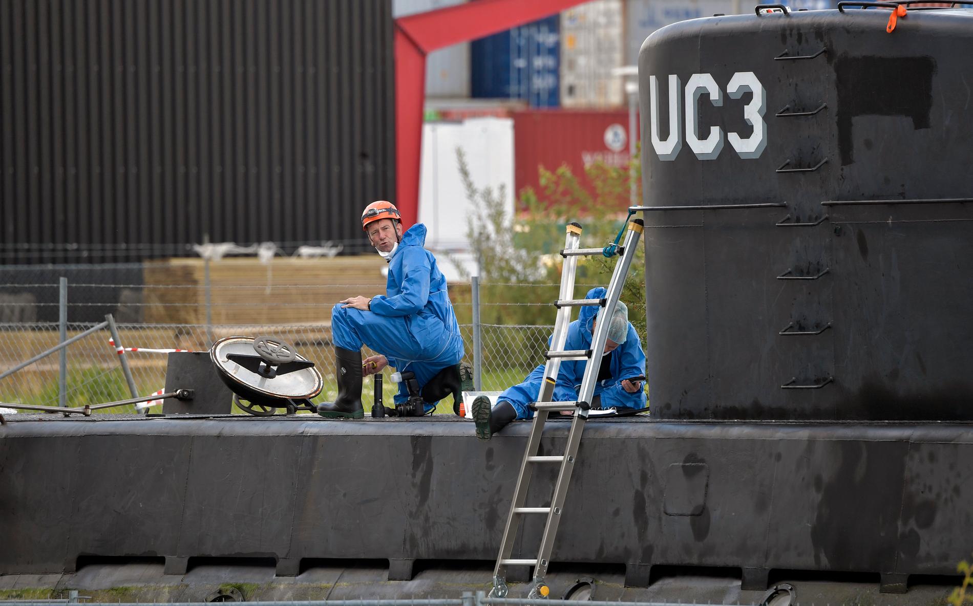 Polistekniker fortsätter att undersöka ubåten under måndagen.