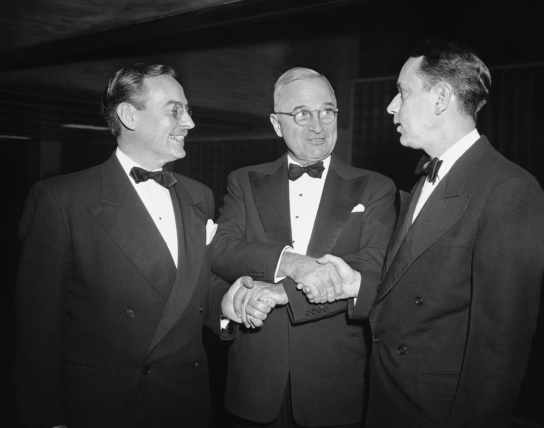 Så här såg det ut när president Harry Truman (mitten) hälsade på pressrepresentanterna Robert G Nixon och Enerest Vaccaro vid korrespondentmiddagen 1949.