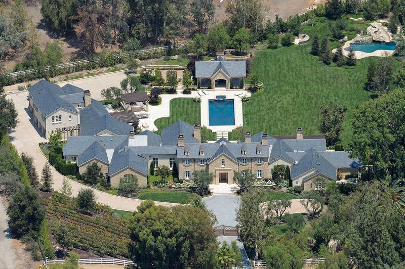 EXPANDERAR GODSET Här är Kim Kardashians och Kanye Wests lyxiga supertomt i Hidden Hills i Los Angeles. Kåken köpte de sent som i somras, men nu har de även beslutat att köpa grannens ägor.