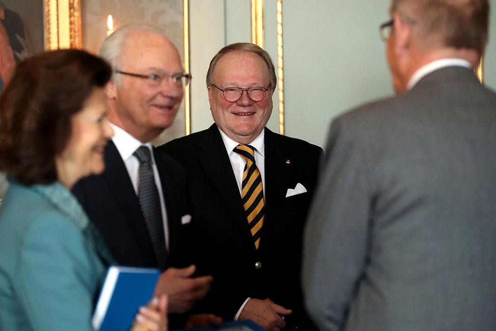 Bertil Nordström uppvaktar kungen på hans 70-årsdag. 