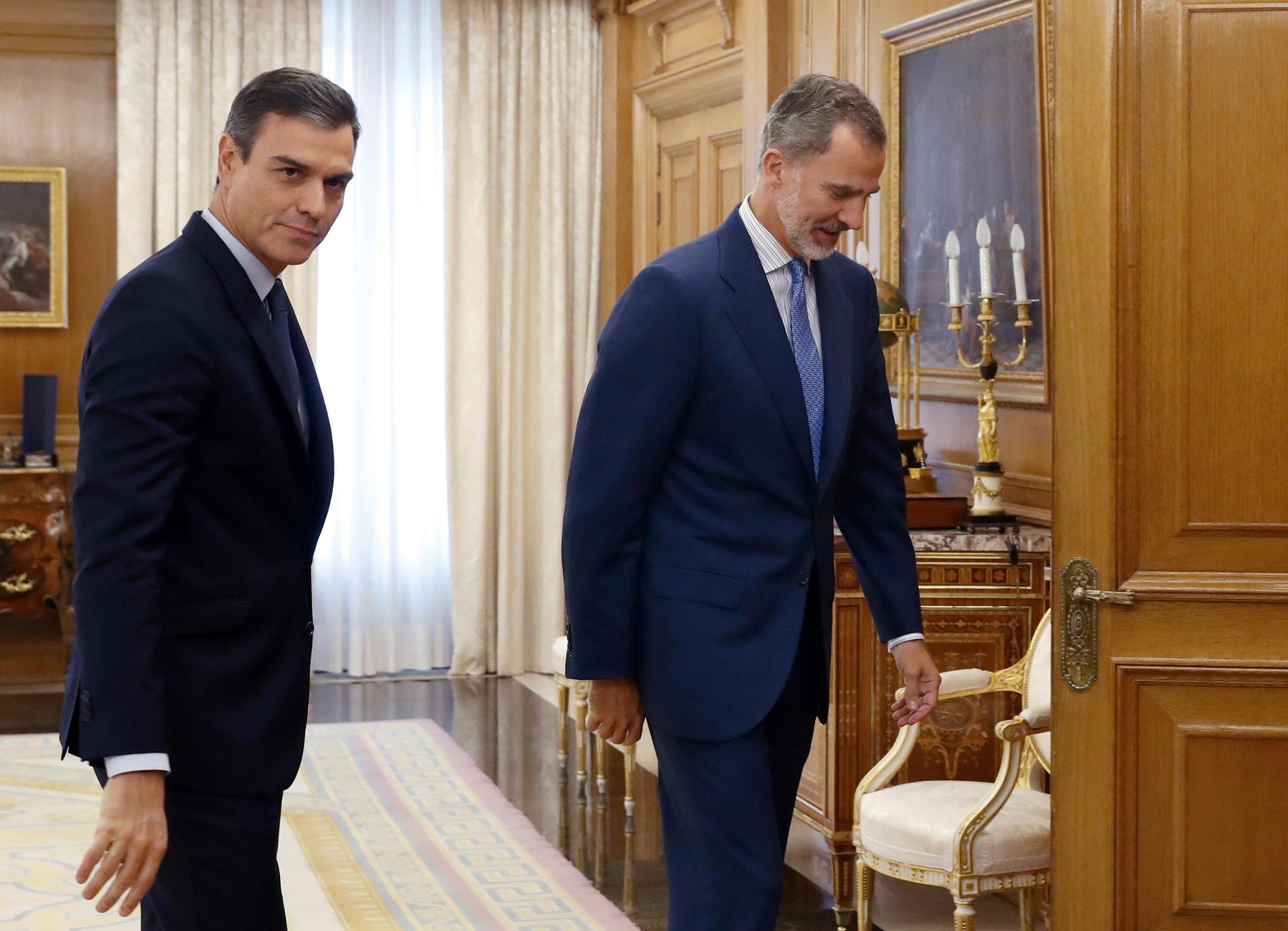 Spaniens premiärminister Pedro Sánchez (t v) blev siste man in till kung Felipe VI. Efter tisdagens samtalsrunda konstaterade kungen att det inte går att bilda regering – ett nyval måste till.