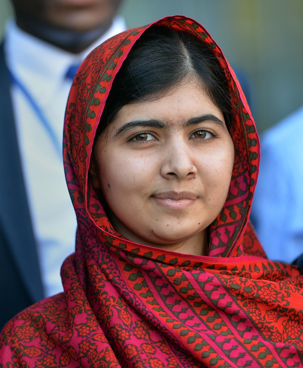 Malala Yousafzai föddes 1997 i Pakistan. Hon blev känd när hon började blogga om talibanstyret i sin hemstad. Hennes kamp för rätt till utbildning belyste situationen för tiotusentals flickor som nekades skolgång av militanta islamister.