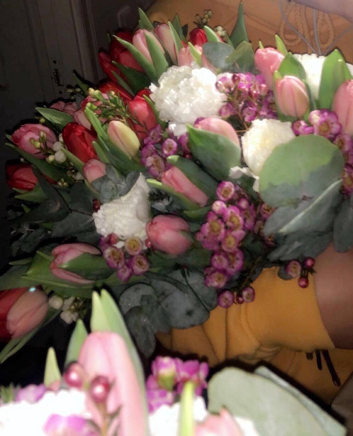 Blommorna kostade sammanlagt 750 kronor och hon vet inte vem som skickade dem.