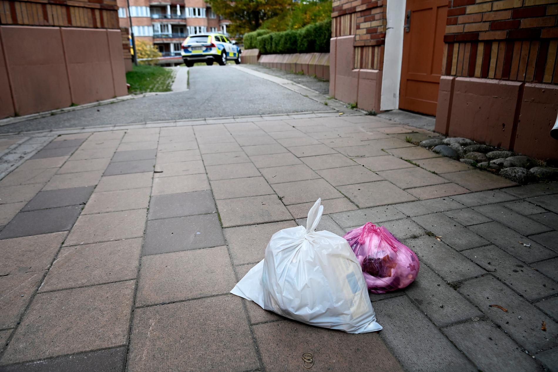 En kvinna Aftonbladet pratar med ser till att ta ut sina sopor när det är ljust, för hon vill vara ute på kvällstid. Hon, likt många andra, ville inte vara med på bild, inte ens med sin hand. 