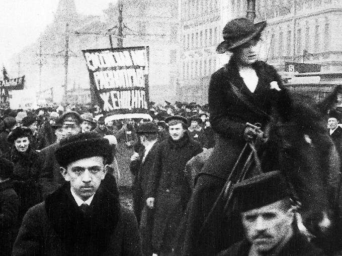 Petrograd: Kvinnor och anslutande arbetare marscherar under parollen ”bröd och fred” den 8 mars 1917.