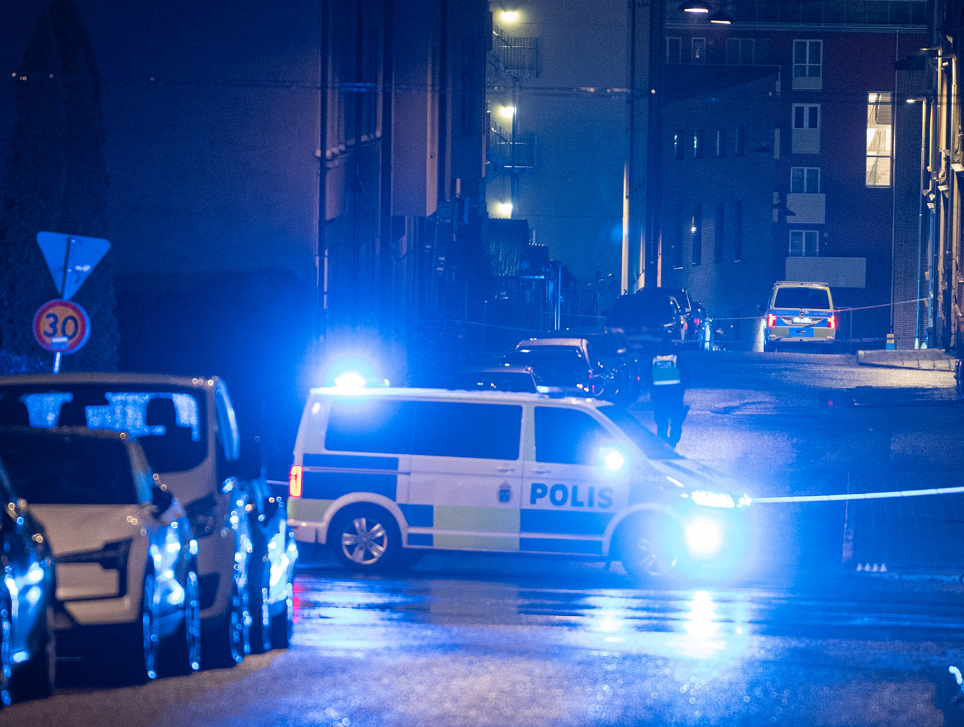 Bild från söndagsmorgonens insats, då en brandbomb togs omhand i ett annat bostadsområde i Norrköping. 