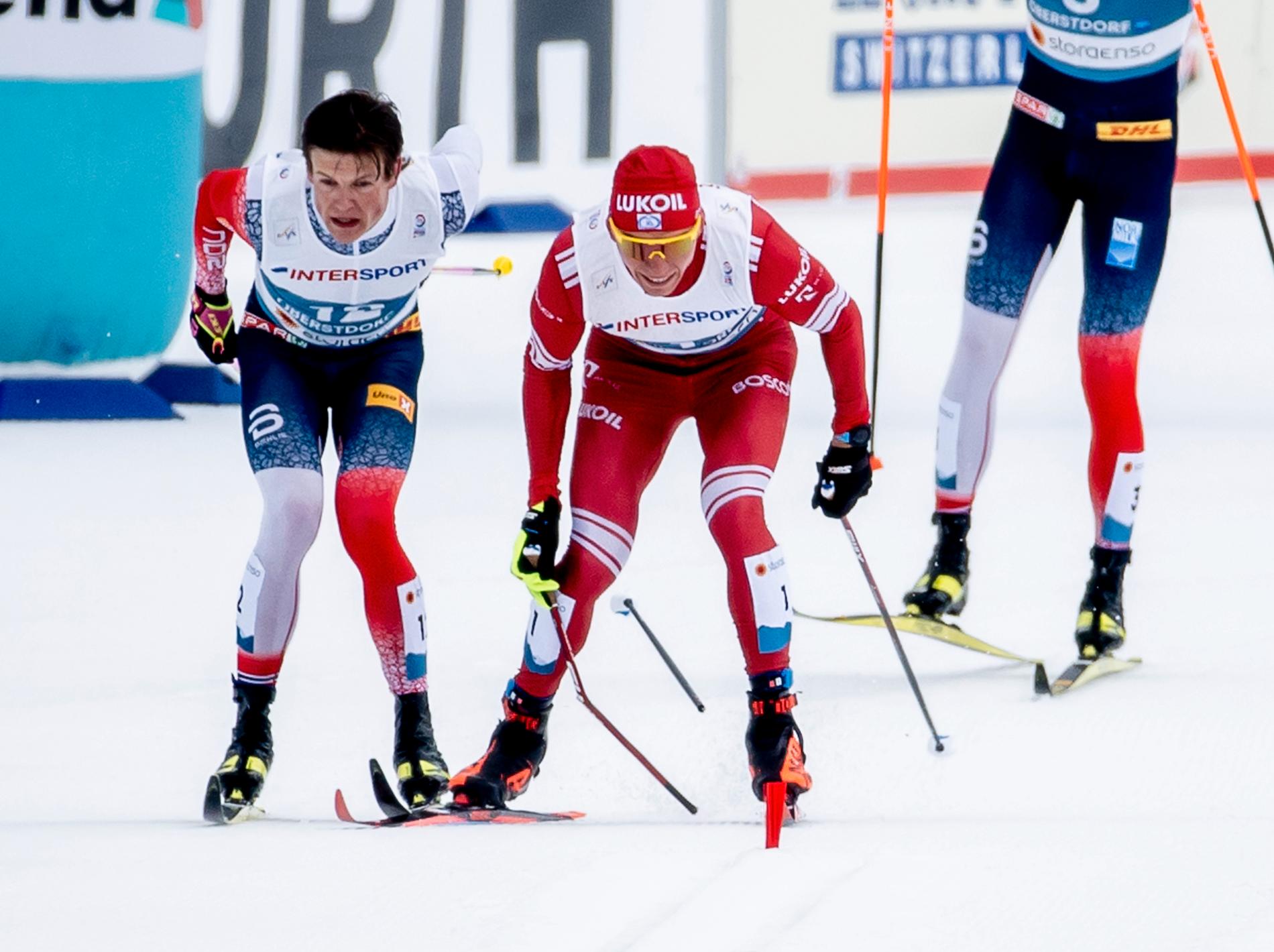 Ryssen Alexander Bolsjunovs stav går av i spurtstriden med Norges Johannes Høsflot Klæbo på skid-VM i Oberstdorf.