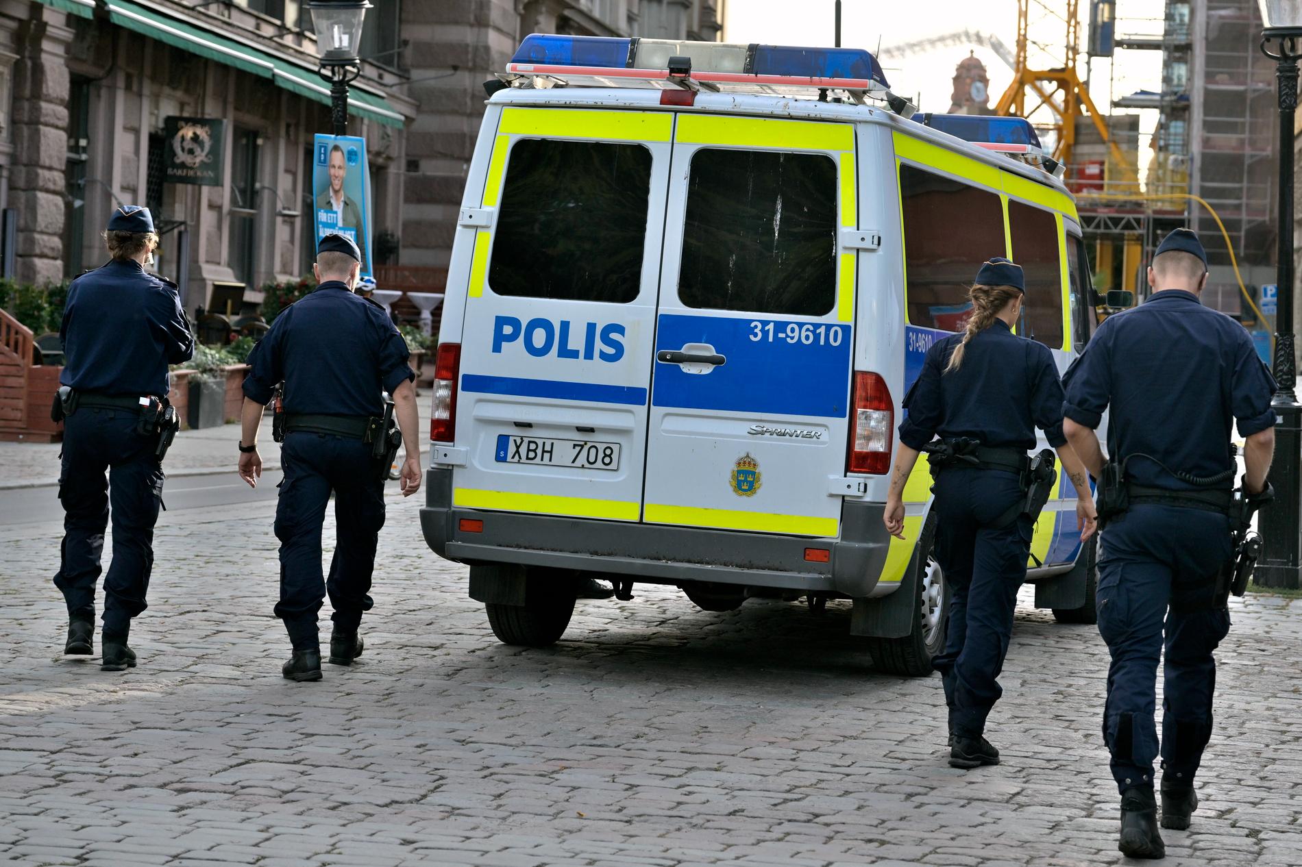 På söndagskvällen lämnades en väska innehållandes en sprängladdning i Kungsträdgården under Kulturfestivalen. Här söker polisen efter spår i Kungsträdgården under måndagen. 