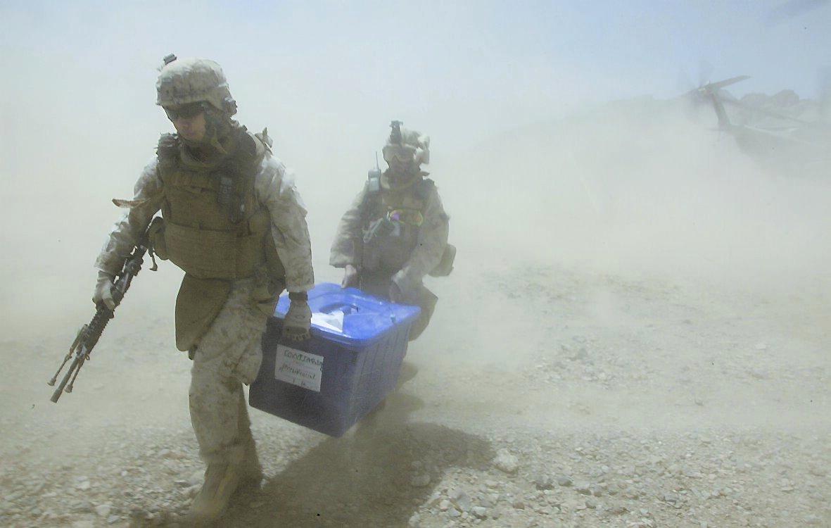 Amerikanska soldater levererar valsedlar.
