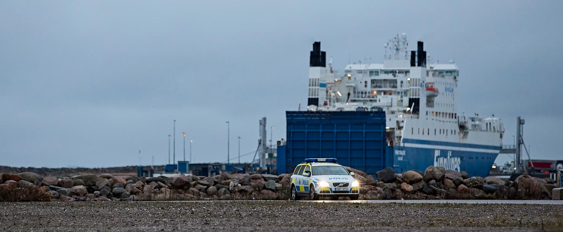 Marinens röjdykare söker föremål på uppdrag av polisen i Malmö.
