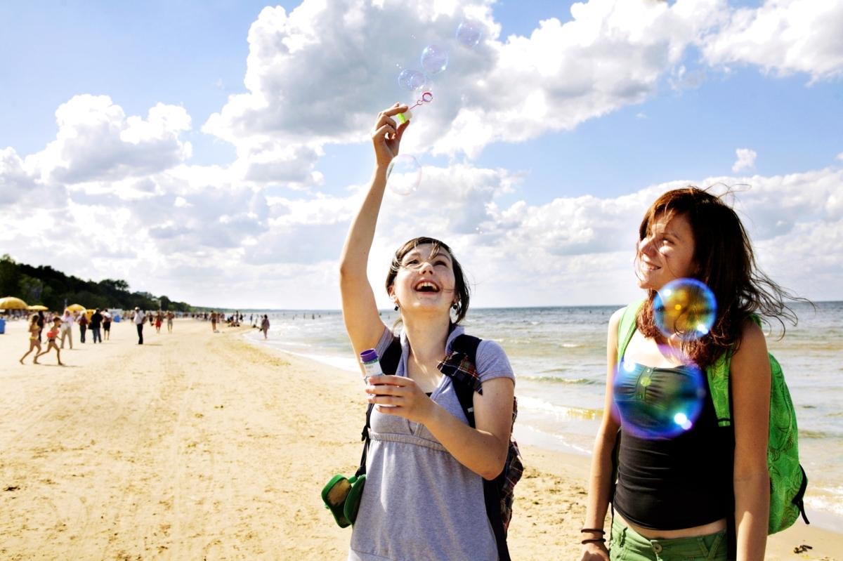 Irina Filatova, 19, och Tince Tameniece, 18, från Jurmala testar vindarna på stranden.