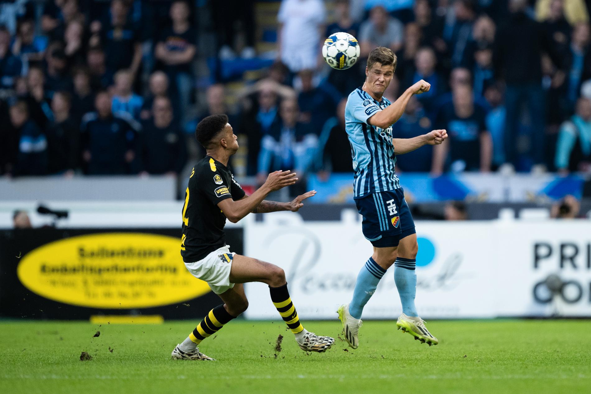 AIK:s Rui Modesto och Djurgårdens Samuel Dahl.