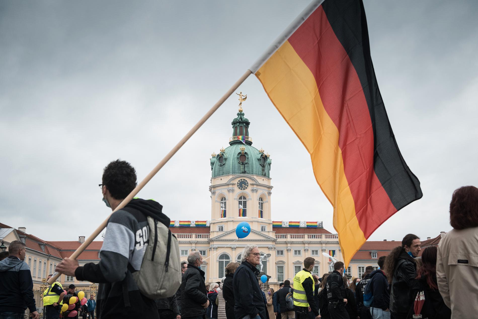 Alternative für Deutschland (Alternativ för Tyskland) AfD håller valmöte i Berlin. En bit bort höll motdemonstranter ett möte. 