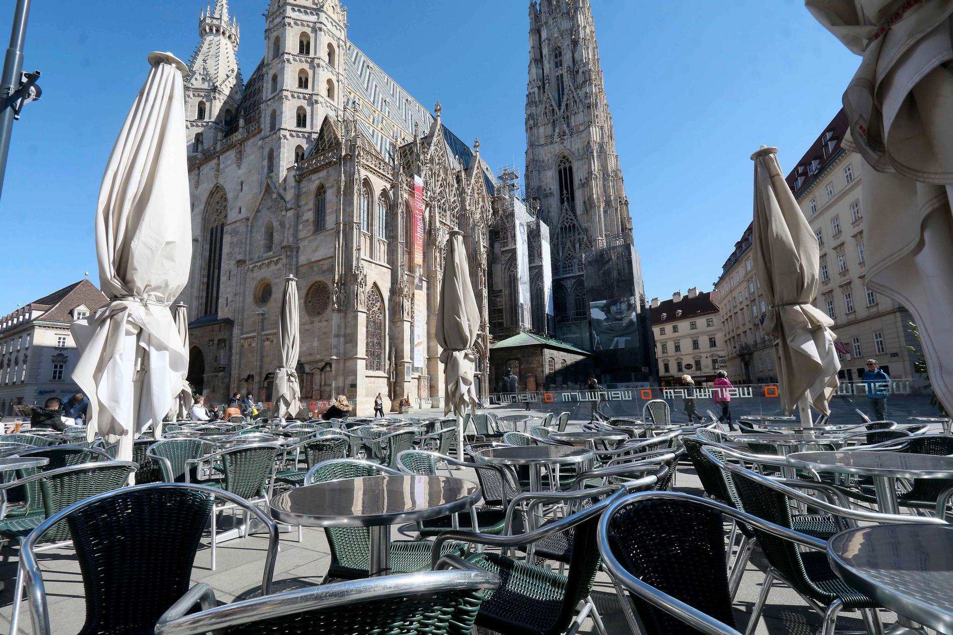 Tomt på uteserveringarna framför Stefanskyrkan i Wien. Men i mitten av maj får landets restauranger öppna igen. Arkivfoto.