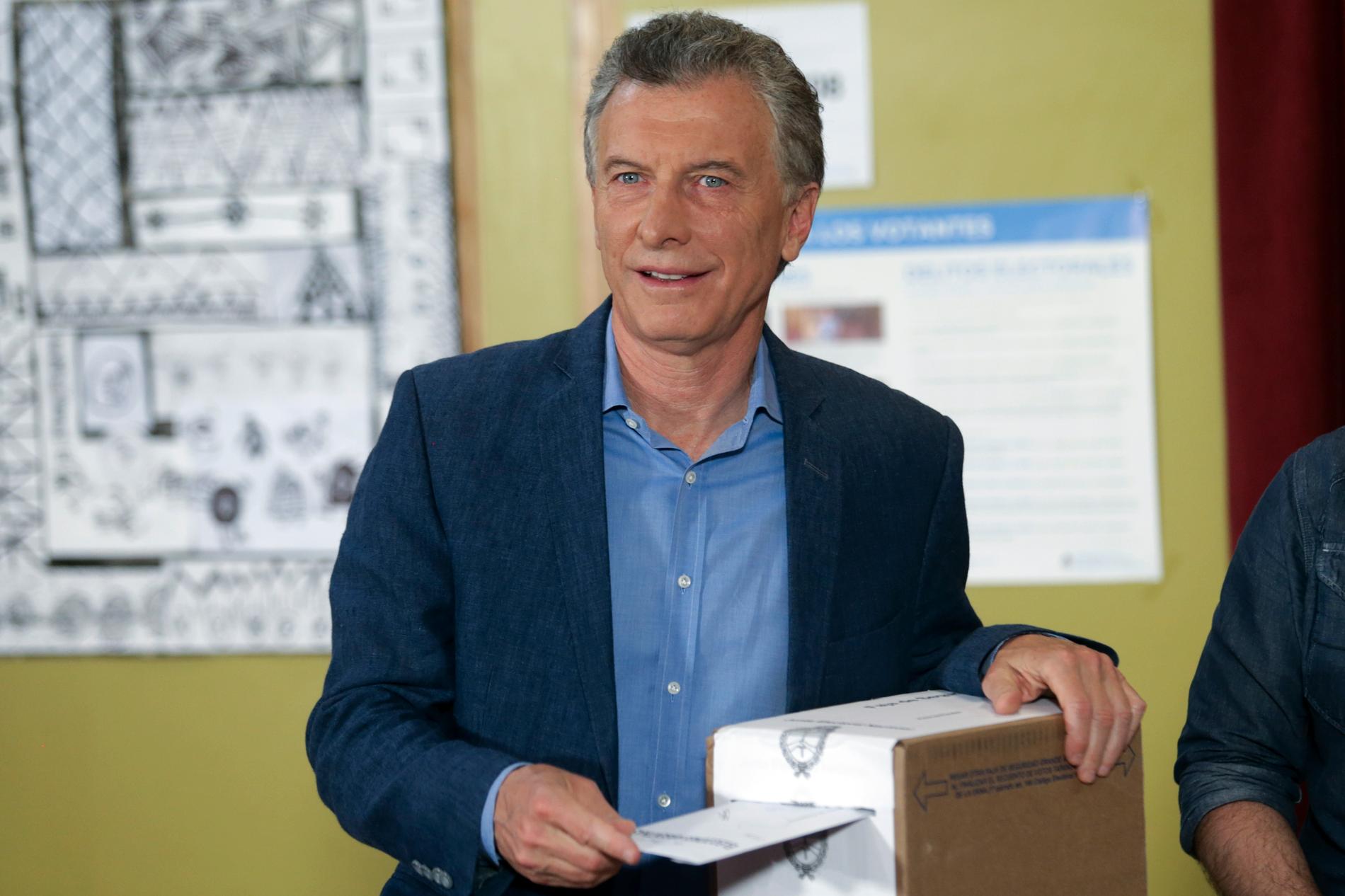 President Mauricio Macri lägger sin röst i söndagens val i Argentina.